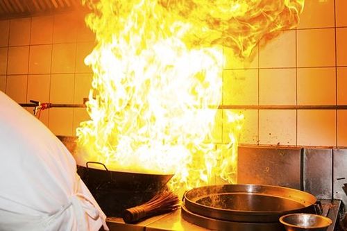 Rò rỉ ga, bố chồng và con dâu bị bỏng nặng