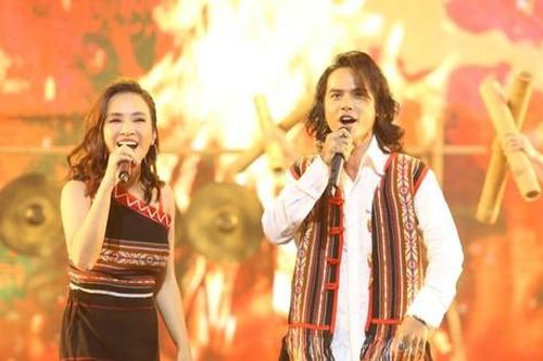 Ái Phương hóa thôn nữ vùng cao, mang áo đi tặng 'người thương' Hữu Thanh Tùng