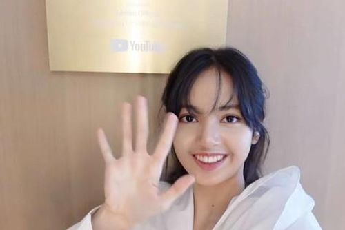 Lisa vừa khoe nhà riêng đã khiến netizen sốc nặng: 'Chị định đóng phim Penthouse hay gì'?