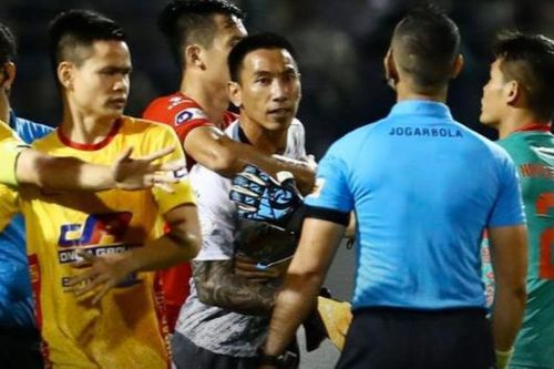 Trọng tài V.League lên tiếng muốn được bảo vệ: Chuyện hiếm có nhưng cần!