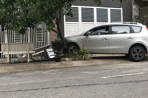 TPHCM: Nhầm chân ga, 'quý bà' lao xe từ hầm chung cư, đâm gãy barie, bay qua đường