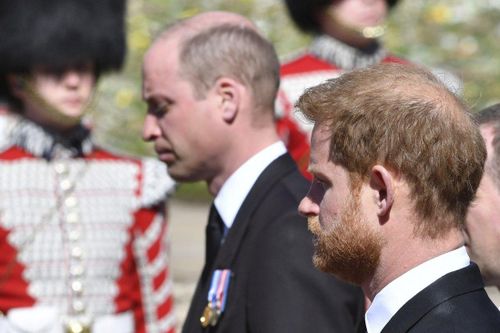 Hoàng tử William - Harry xóa tan tin đồn rạn nứt ở đám tang ông