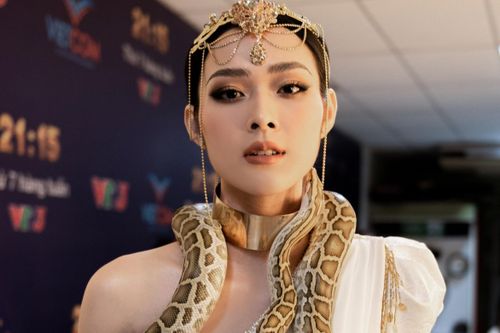 Diệp Bảo Ngọc mang trăn lên sân khấu