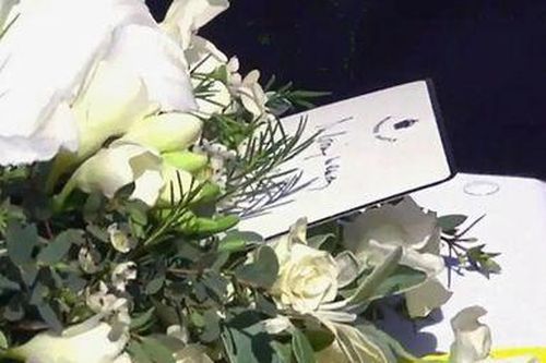 Nữ hoàng viết thư tay đặt trên quan tài Hoàng thân Philip