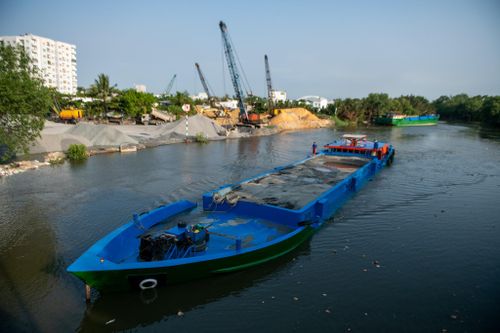 Hai bến thủy hoạt động không phép ngay cạnh UBND quận