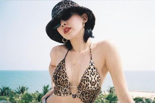 Váy áo, bikini thủng lỗ trở thành mốt