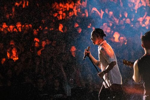 Bức Tường 'cháy' trong mưa cùng hàng nghìn khán giả