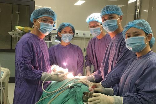 Sưng môi trên, người đàn ông được phát hiện u xương hàm