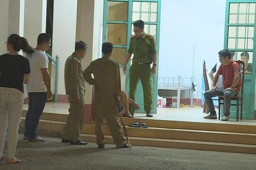 Nhóm người đánh tài xế taxi, chống đối công an