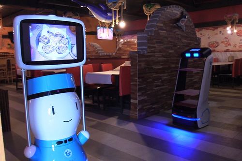 Không tuyển được nhân viên, nhà hàng sử dụng robot phục vụ