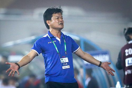 HLV Nguyễn Văn Sỹ: 'CLB TP.HCM mà thắng thì cũng làm vậy thôi'