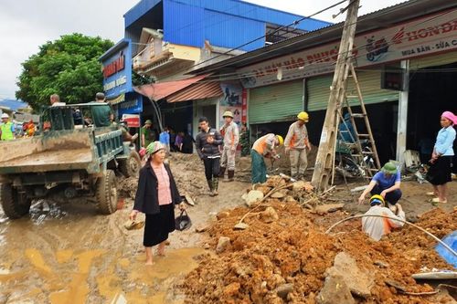 Đường đã thông, điện đã sáng ở vùng lũ ống Minh Lương