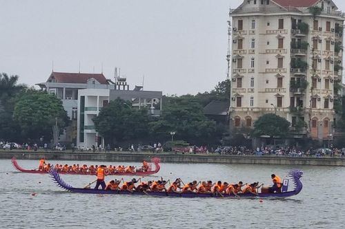 Sôi nổi cuộc đua bơi chải trên hồ Văn Lang