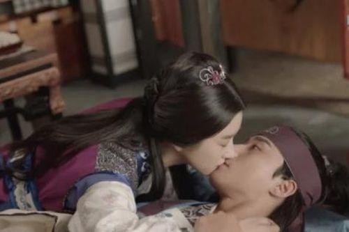 Giữa bão scandal Seo Ye Ji, nụ hôn trộm Park Seo Joon bị netizens đào lại bất ngờ gây bão