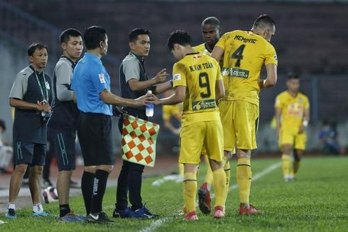 Báo Thái Lan: Kiatisak 'lành ít dữ nhiều' trước Hà Nội FC
