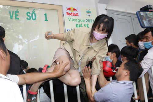 Cảnh tượng 'nóng bỏng' trước trận HAGL - Hà Nội FC
