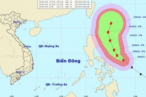 Siêu bão Surigae giật cấp 17 gần Biển Đông