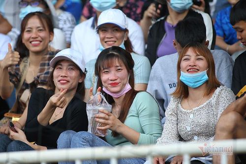Fan nữ xinh đẹp 'đại náo' sân Pleiku tiếp lửa Công Phượng, Quang Hải