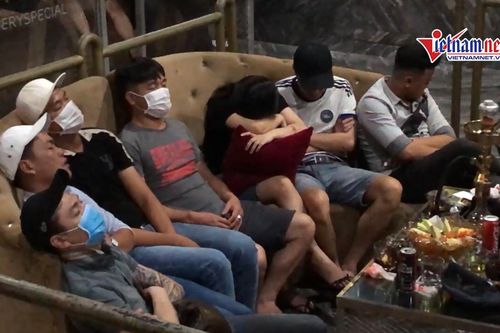 'Đột kích' quán bar ở TP. HCM, phát hiện hàng trăm nam nữ đang 'phê' ma túy