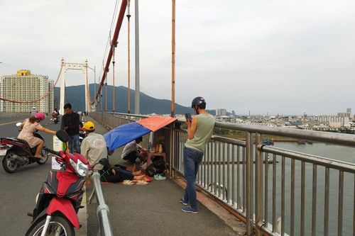 Đau lòng nhìn cha mẹ già co ro trên cầu ngóng chờ tìm kiếm thi thể con