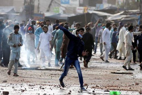 Đụng độ dữ dội tại Pakistan, 6 cảnh sát bị bắt làm con tin