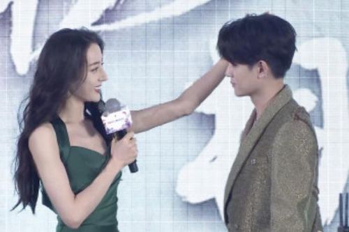 Địch Lệ Nhiệt Ba có hành động bất ngờ với Nhậm Gia Luân