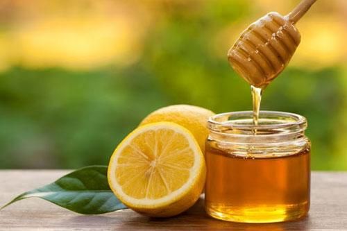 Tẩy sạch lông mặt với vài giọt chanh và mật ong