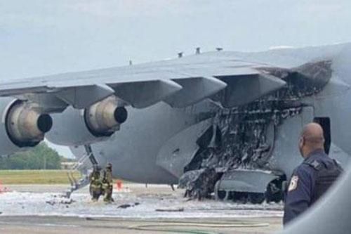 'Ngựa thồ' C-17 của Mỹ bốc cháy trên đường băng