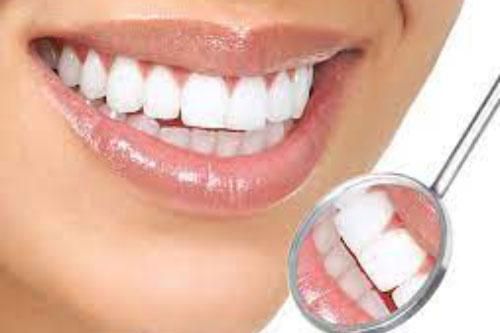 Răng xỉn ố vàng tới mấy dùng thứ chưa tới 1 ngàn này đảm bảo mọi mảng bám dày cỡ nào cũng bong tróc