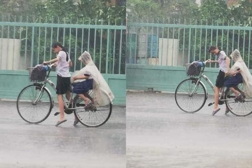 Nhường áo mưa cho em trai, cô bé tiểu học loay hoay với chiếc xe đạp giữa trời tầm tã mưa gây xúc động