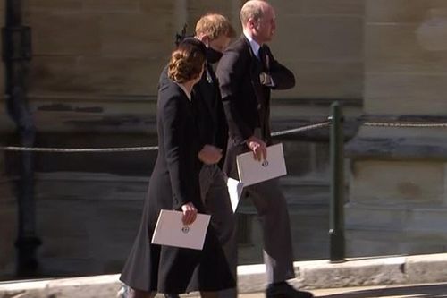 Kate tự tách ra để hai anh em William và Harry trò chuyện riêng - hành động vô cùng tinh tế!