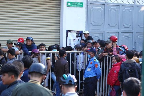 Khán giả bất lực 'săn vé' xem HAGL: 'Bây giờ chỉ có bầu Đức cứu thôi'