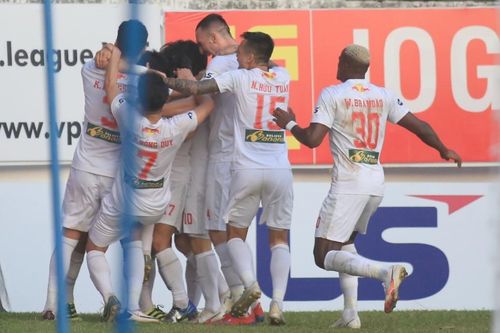 Thắng Hà Nội FC, HAGL giành vé trụ hạng đầu tiên ở V.League 2021!