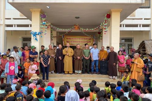 Ban Từ thiện Phật giáo tỉnh Bình Thuận trao quà tại huyện Đắk Glong
