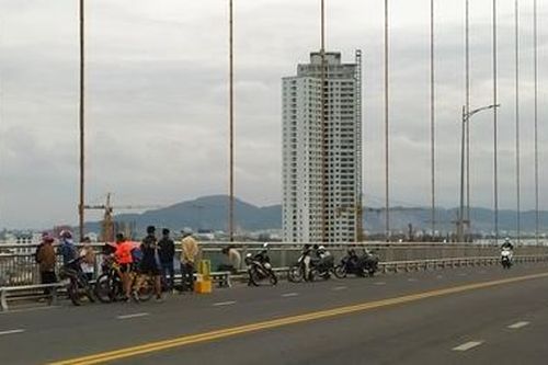 Nam sinh viên bỏ lại xe máy nhảy cầu Thuận Phước