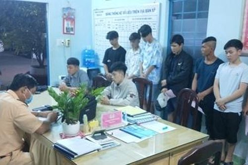 Vây bắt nhóm 'quái xế' tụ tập đua xe trong đêm