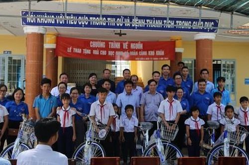 Đoàn thanh niên Tòa án tỉnh Long An về nguồn, tặng quà trẻ em nghèo học giỏi