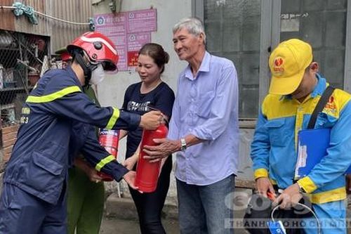 TPHCM: 'Đi từng ngõ, gõ cửa từng nhà', dặn dò bà con phòng chống cháy nổ