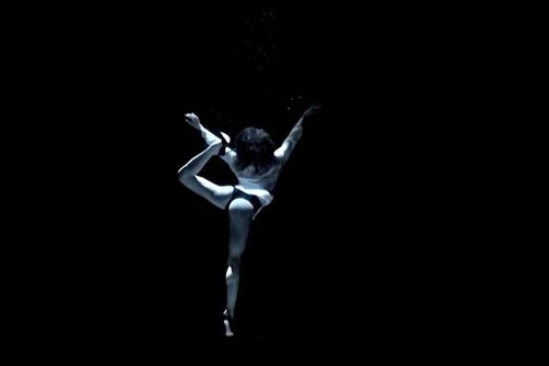 Huyền bí màn trình diễn vũ điệu Tango dưới nước