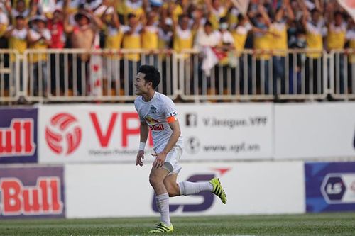 Hoàng Anh Gia Lai thắng tối thiểu Hà Nội FC trong trận cầu gay cấn