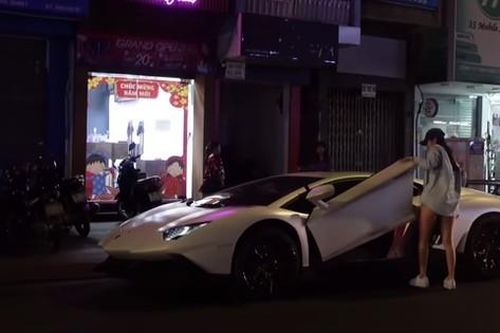 Rich kid Việt gây choáng khi lái siêu xe 20 tỷ đi ăn cơm tấm