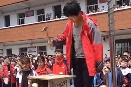 Trường học ở Trung Quốc bắt học sinh đập điện thoại để 'cai nghiện'