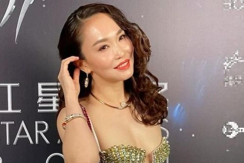 Phạm Văn Phương và dàn sao Singapore dự thảm đỏ tại sân bay