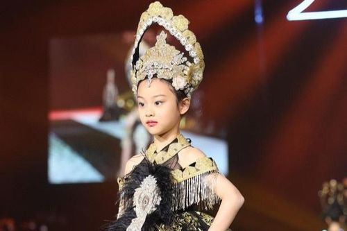 Con gái Lý Tiểu Lộ - Giả Nãi Lượng làm người mẫu thời trang