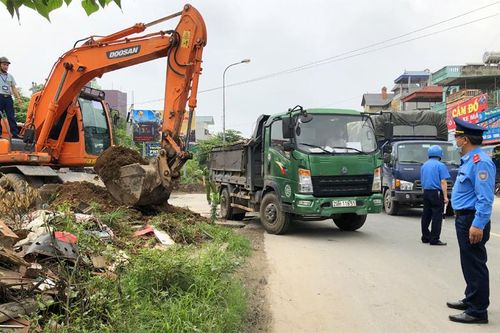 Quận Hà Đông: Ra quân xử lý vi phạm hành lang Quốc lộ 21B