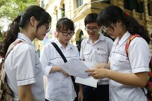 Học sinh Hà Nội nhận phiếu đăng ký dự tuyển lớp 10