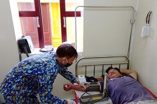 Cấp cứu kịp thời ngư dân bị tăng huyết áp đột ngột trên biển