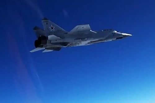 Phi công MiG-31BM tiến hành các bài tập bay chiến thuật ở phía đông bắc nước Nga