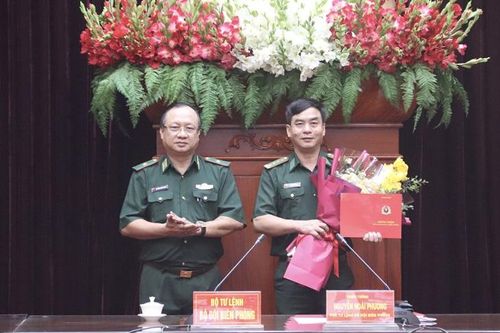 Trao giấy chứng nhận Giảng viên cao cấp cho Đại tá, Phó Giáo sư, Tiến sĩ Nguyễn Thái Sinh