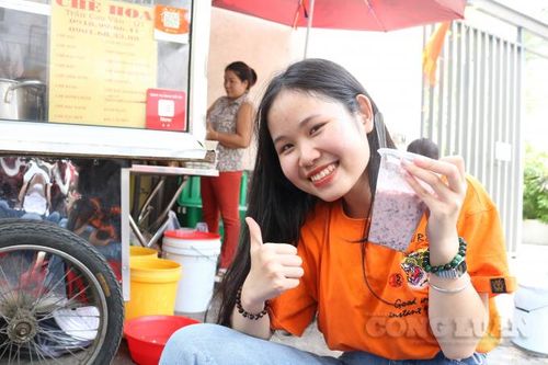 Xe chè lề đường 'hút' khách đến mua nườm nượp, kiếm 15 triệu đồng mỗi ngày